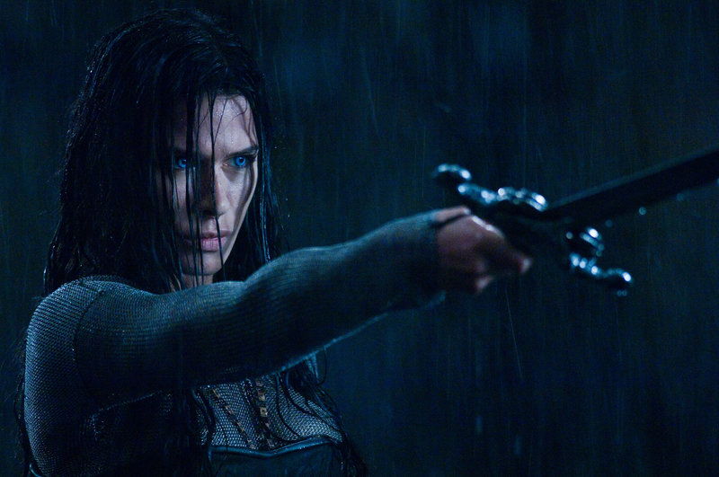 Die attraktive Vampirin Sonja (Rhona Mitra) befürchtet zu recht, dass ihr Vater, das eiskalte Vampiroberhaupt Viktor, ihrer Liebschaft mit einem Werwolf ganz schnell ein blutiges Ende bereiten würde, wenn er davon wüsste ... – Bild: ? 2008 Lakeshore Entertainment Group LLC. All Right Reserved. Die attraktive Vampirin Sonja (Rhona Mitra) befürchtet zu recht, dass ihr Vater, das eiskalte Vampiroberhaupt Viktor, ihrer Liebschaft mit einem Werwolf ganz schnell ein blutiges Ende bereiten würde, wenn er davon wüsste ... – Bild: ? 2008 Lakeshore Entertainment Group LLC. All Right Reserved.