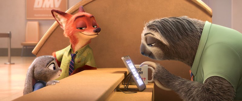 L-R: Judy Hopps, Nick Wilde und Flash – Bild: Disney L-R: Judy Hopps, Nick Wilde und Flash – Bild: Disney