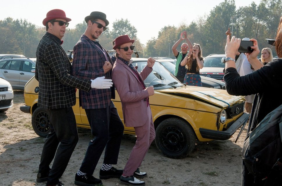 Endlich sind die Freunde Alexander (Bastian Pastewka, li.), Paul (Hans Löw, Mi.) und Ole (Fabian Busch, re.) am Festivalgelände angekommen: Mit ihrer fankorrekten Kleidung ziehen sie alle Blicke auf sich. – Bild: ZDF