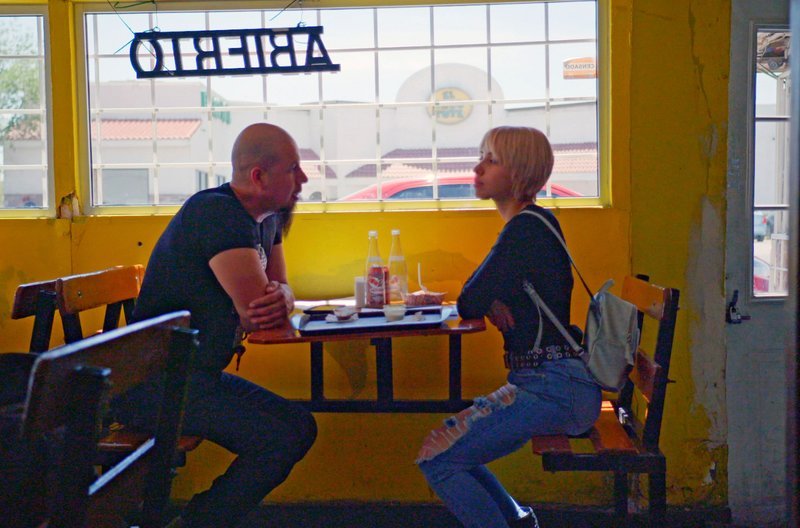 Vater und Tochter machen Pläne. – Bild: SWR