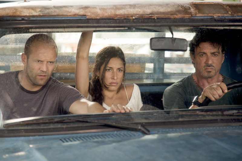 Jason Statham (Lee Christmas), Giselle Itié (Sandra), Sylvester Stallone (Barney 'The Schizo' Ross). – Bild: ORF Jason Statham (Lee Christmas), Giselle Itié (Sandra), Sylvester Stallone (Barney 'The Schizo' Ross). – Bild: ORF