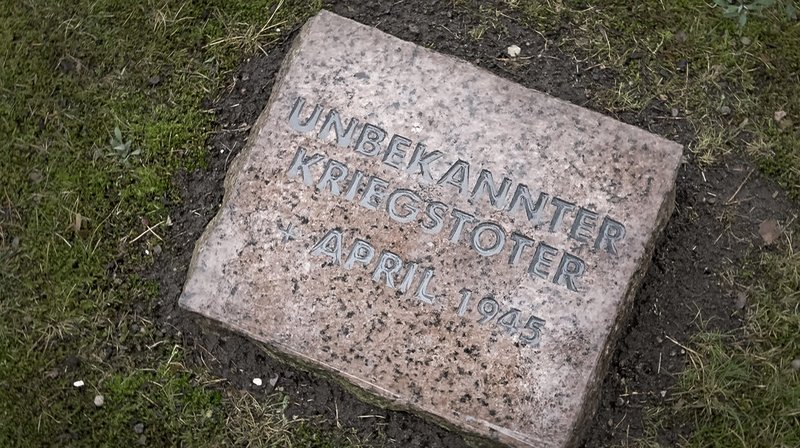 Grabstein in Halbe – Bild: MDR/​Matthias Müller