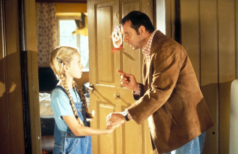 Um den wahren Täter zu überführen, setzt Kommissar Matthäus (Joachim Król, r.) alles auf eine Karte. Er benutzt Annemarie (Judith Thayenthal, l.), die Tochter seiner Wirtin als Lockvogel ... – Bild: Constantin Film AG Lizenzbild frei Um den wahren Täter zu überführen, setzt Kommissar Matthäus (Joachim Król, r.) alles auf eine Karte. Er benutzt Annemarie (Judith Thayenthal, l.), die Tochter seiner Wirtin als Lockvogel ... – Bild: Constantin Film AG Lizenzbild frei