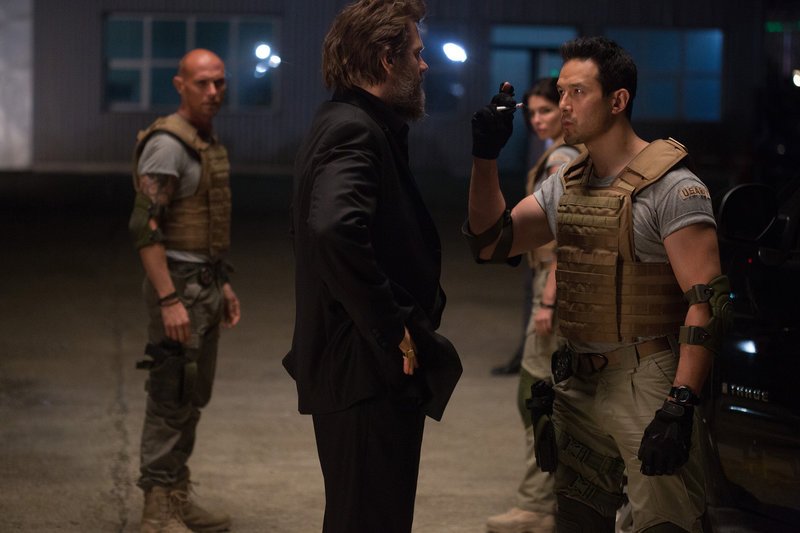 Maj. Tom Jensen (Luke Goss,l.), Joseph ‚El Tiburon‘ Salazar (Florin Piercic Jr., m.), Skony (Darren E. Scott). – Bild: TL5 Maj. Tom Jensen (Luke Goss,l.), Joseph ‚El Tiburon‘ Salazar (Florin Piercic Jr., m.), Skony (Darren E. Scott). – Bild: TL5