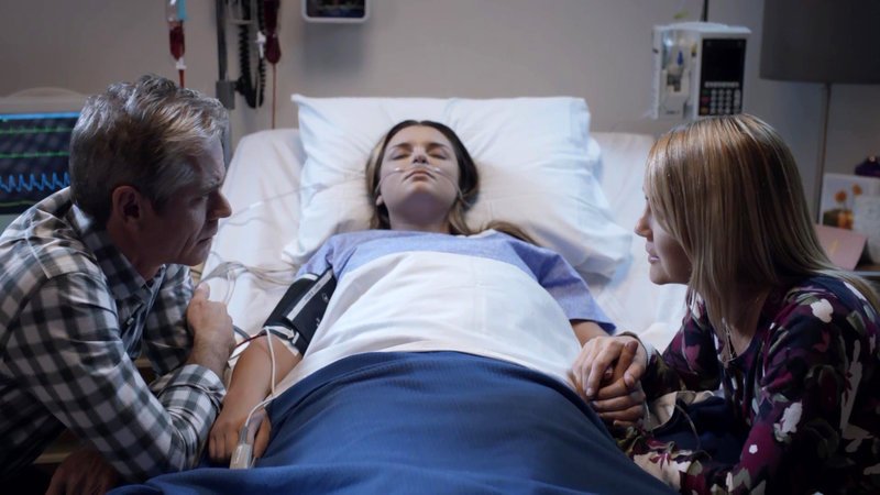 John (C. Thomas Howell, l.) und seine Frau haben Angst um ihre Tochter. – Bild: Bibel TV