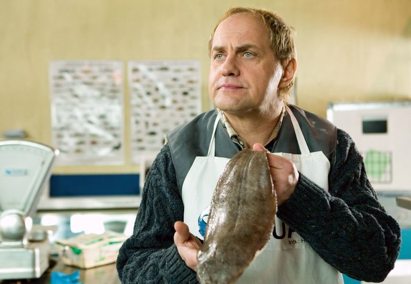 Der Fischhändler Hansen (Uwe Ochsenknecht) ahnt noch nicht, welch turbulente Liebeswirren ihm bevorstehen … – Bild: rbb/​Degeto/​Thomas Kost