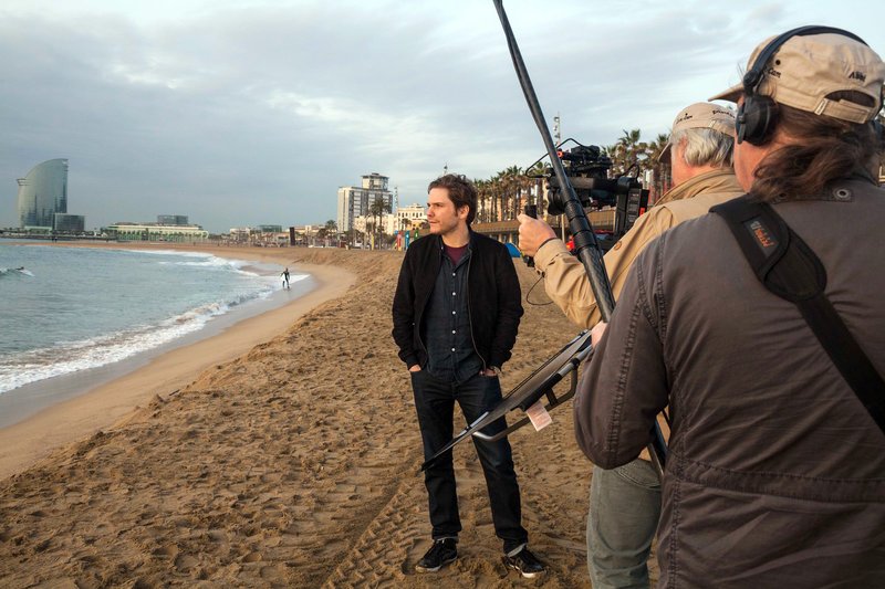 Daniel Brühl und ORF-Filmteam am Strand von Barceloneta. – Bild: 3sat