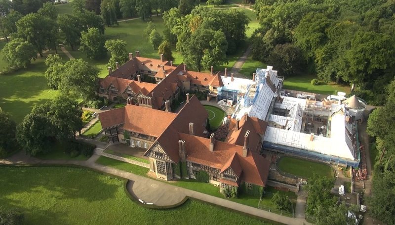 Preußens Könige und Prinzen schätzten schöne Aussichten. Am Ufer der Havel bauten sie ihre Sommerschlösser und Parks: Eine Kulturlandschaft, die als Ensemble einmalig in Europa ist. Vom Pfingstberg bis zur Pfaueninsel – der Film erkundet sechs Havelschlösser aus der Vogelperspektive und stellt ihre besondere Geschichte vor. – Blick auf den Cecilienhof – Bild: rbb Preußens Könige und Prinzen schätzten schöne Aussichten. Am Ufer der Havel bauten sie ihre Sommerschlösser und Parks: Eine Kulturlandschaft, die als Ensemble einmalig in Europa ist. Vom Pfingstberg bis zur Pfaueninsel – der Film erkundet sechs Havelschlösser aus der Vogelperspektive und stellt ihre besondere Geschichte vor. – Blick auf den Cecilienhof – Bild: rbb