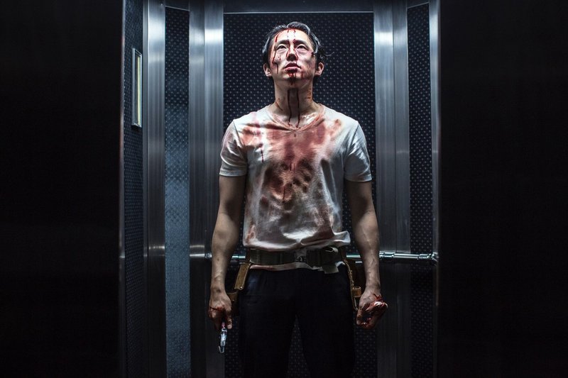 Derek Cho (Steven Yeun) wird zu Unrecht von seinem Arbeitgeber gefeuert. Doch kurze Zeit später bricht im Gebäude ein gefährliches Virus aus, welches bewirkt, dass die Infizierten willenlos ihren niedersten Impulsen folgen und selbst eine kleine Streiterei in Mord und Totschlag endet. – Bild: Studio Hamburg Derek Cho (Steven Yeun) wird zu Unrecht von seinem Arbeitgeber gefeuert. Doch kurze Zeit später bricht im Gebäude ein gefährliches Virus aus, welches bewirkt, dass die Infizierten willenlos ihren niedersten Impulsen folgen und selbst eine kleine Streiterei in Mord und Totschlag endet. – Bild: Studio Hamburg