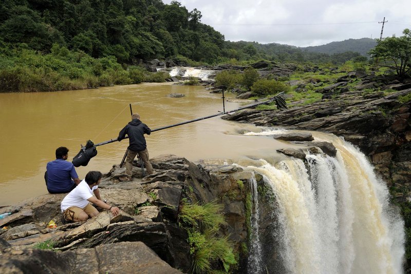 Die „Jog Falls“ in den Westghats bieten den Tierfilmern ein beeindruckendes Motiv, stellen aber auch eine Herausforderung dar. Mit Hilfe eines Krans fliegt die Kamera frei über dem Abgrund. – Bild: NDR/GULO / NDR Naturfilm Die „Jog Falls“ in den Westghats bieten den Tierfilmern ein beeindruckendes Motiv, stellen aber auch eine Herausforderung dar. Mit Hilfe eines Krans fliegt die Kamera frei über dem Abgrund. – Bild: NDR/GULO / NDR Naturfilm