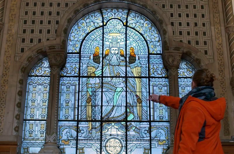 Das Fenster im Kaiserpavillon im Bahnhof von Metz zeigt Karl den Großen – Bild: SWR