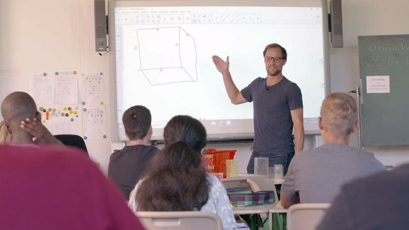 Johan von Mirbach beim Unterrichten an der Valentin-Ickelsamer-Mittelschule in Rothenburg. – Bild: ZDF und Frank Meyer.