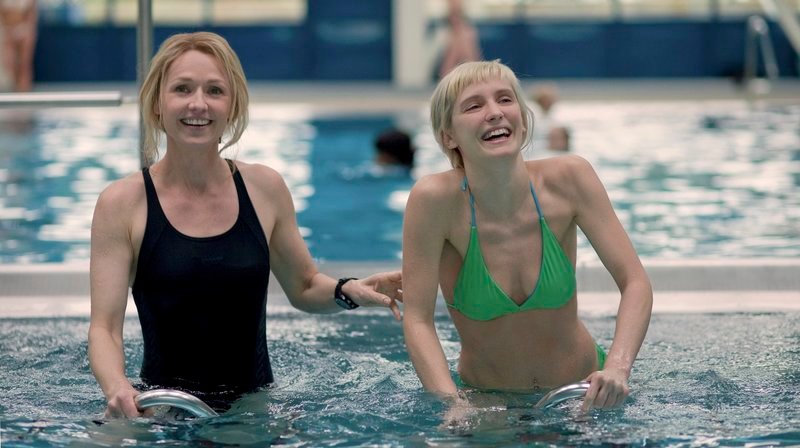Emily (Rachael Blake, l) und Melody (Lucie Debay) im Schwimmbad. – Bild: WDR/​MFA Film