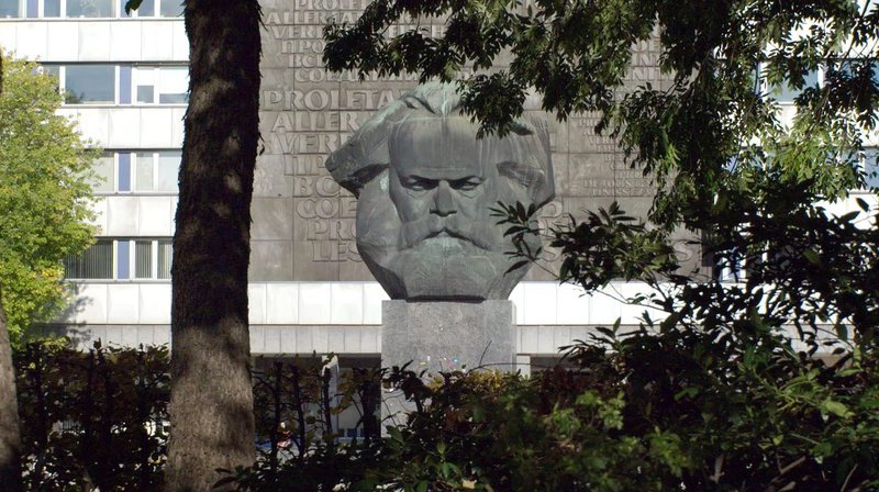„Karl Marx“-Monument in Chemnitz. – Bild: BR/​WDR/​Peter Dörfler
