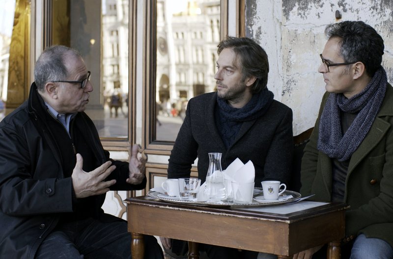 Dicktatorship – Bild: ZDF/​DocLab/​Francesco Principini /​ Luca Ragazzi (re.) und Gustav Hofer (Mi.) treffen den US-amerikanischen Soziologen Michael Kimmel (li.), der von einem interessanten Versuch mit Affen und Testosteron berichtet.