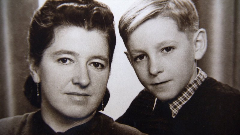 Georg Elser mit seiner Mutter. – Bild: BR/​BR