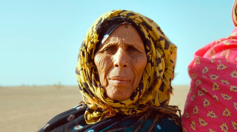 West Sahara, befreites Gebiet, Mauer zu besetztem Gebiet: Tarcha (73 J.) wurde in ihrer Heimat West Sahara geboren und musste 1975, mit der militärischen Invasion der marokkanischen Armee, nach Algerien fliehen, wo sie seitdem in einem Flüchtlingscamp lebt. – Bild: WDR/Levine Film GmbH/O2 Filmes West Sahara, befreites Gebiet, Mauer zu besetztem Gebiet: Tarcha (73 J.) wurde in ihrer Heimat West Sahara geboren und musste 1975, mit der militärischen Invasion der marokkanischen Armee, nach Algerien fliehen, wo sie seitdem in einem Flüchtlingscamp lebt. – Bild: WDR/Levine Film GmbH/O2 Filmes