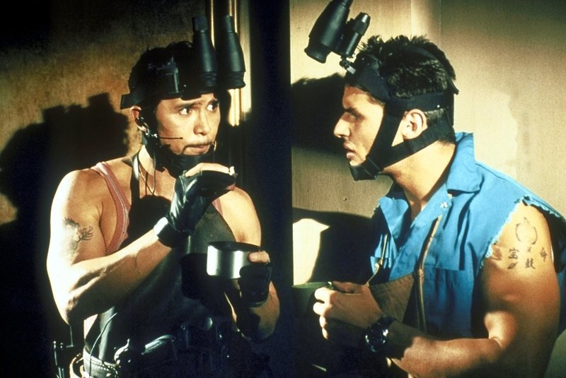 Als die Situation brenzlig wird, kann Cisco (Lou Diamond Phillips, l.) Mel (Mark Wahlberg, r.) überreden, das entführte Mädchen in seinem Haus aufzunehmen ... – Bild: Columbia Pictures Lizenzbild frei Als die Situation brenzlig wird, kann Cisco (Lou Diamond Phillips, l.) Mel (Mark Wahlberg, r.) überreden, das entführte Mädchen in seinem Haus aufzunehmen ... – Bild: Columbia Pictures Lizenzbild frei
