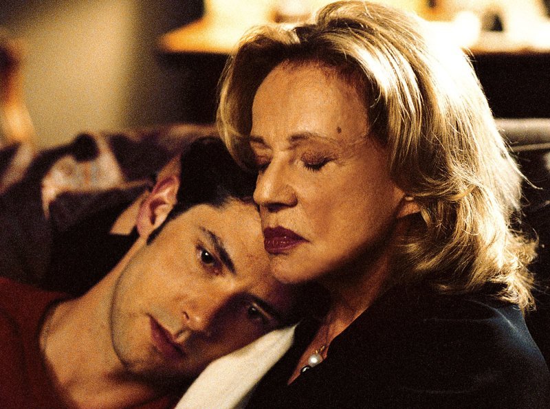 Romain (Melvil Poupaud) vertraut sich seiner seelenverwandten Großmutter Laura (Jeanne Moreau) an. – Bild: ARD Degeto