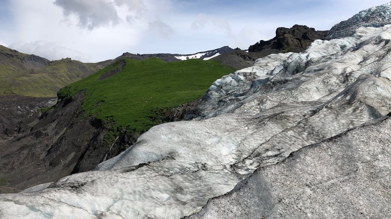 Das Eis geht zurück, Island wird grüner: Die steigenden Temperaturen verändern die Landschaft rund um Europas größten Gletscher Vatnajökull. – Bild: BR/​NDR/​Christian Stichler