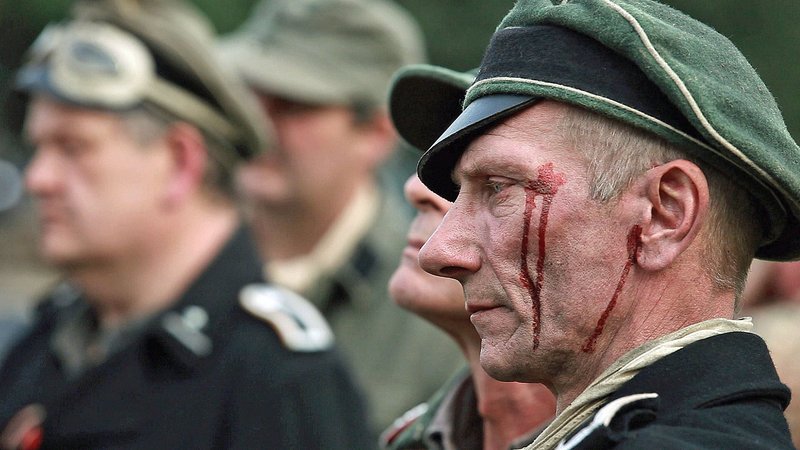 Das alljährlich stattfindende Kriegsspiel-Spektakel soll möglichst originalgetreu sein: Uniformen, Fahrzeuge und Waffen. (Reenactment) – Bild: N24 Doku Das alljährlich stattfindende Kriegsspiel-Spektakel soll möglichst originalgetreu sein: Uniformen, Fahrzeuge und Waffen. (Reenactment) – Bild: N24 Doku