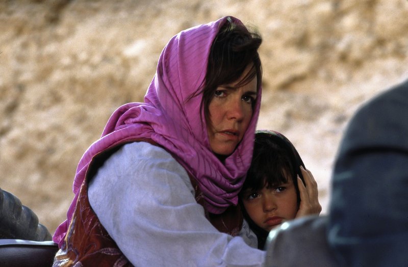 Die Lage für Betty Mahmoody (Sally Field, l.) ist hoffnungslos: Als Frau besitzt sie im Iran keinerlei Rechte. So gibt es keine Aussicht auf eine Rückkehr in die U.S.A. – es sei denn, sie ließe ihre Tochter Mahtob (Sheila Rosenthal, r.) in Persien zurück ? – Bild: Tele 5