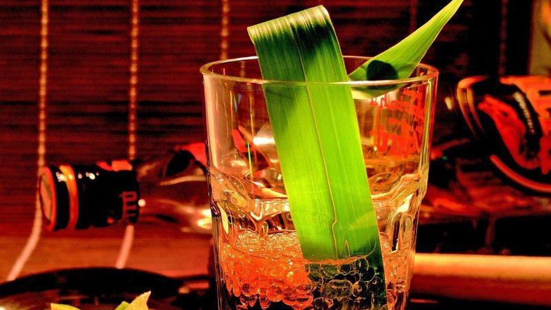 Rum wird aus Melasse des Zuckerrohrs gewonnen und ist Bestandteil vieler bekannter Cocktails. – Bild: N24 Doku