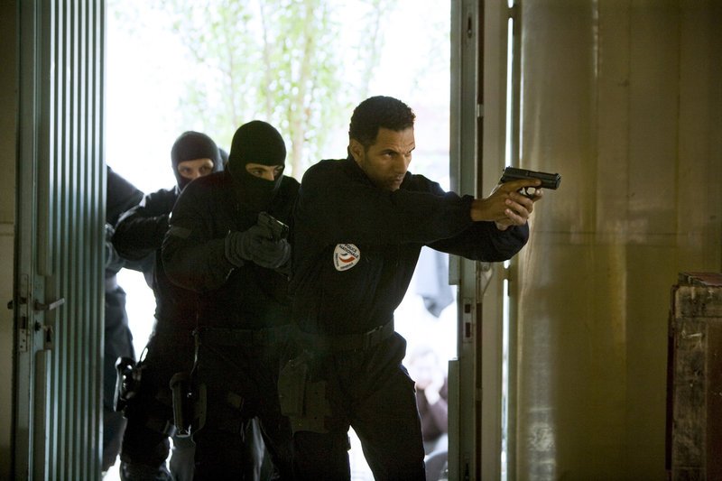 Marek (Roschdy Zem, r.) und seine Truppe bei einem normalen Polizeieinsatz. – Bild: ZDF und Albrecht Gerlach