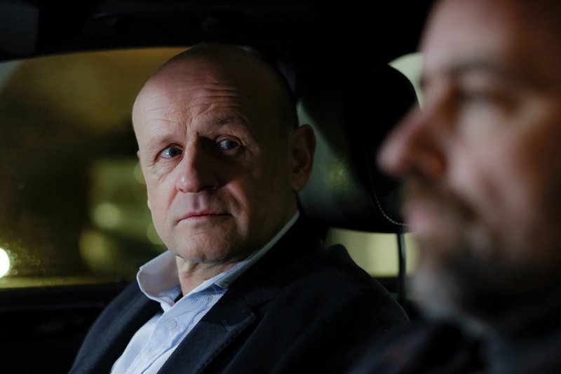 Von links: Robert (Oliver Stokowski) fragt Hans Wallentin (Juergen Maurer), warum er sich nicht früher bei ihm gemeldet hat. – Bild: Allegro Film/​BR/​ORF/​Petro Domenigg