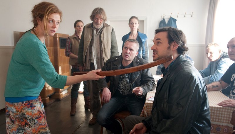 Legt Euch niemals mit den Matthiesens an: Das macht Matthiesens (Matthias Habich) Tochter Thirza (Anja Antonowicz, li.) Dorfdisko-König Hagemann (Alexander Beyer) im Beisein ihrer Schwester Rahel (Ulrike C. Tscharre, re.) und Ester (Julia Jäger, 2. v. li) unmissverständlich klar. – Bild: ARD Degeto/Nicolas Maack Legt Euch niemals mit den Matthiesens an: Das macht Matthiesens (Matthias Habich) Tochter Thirza (Anja Antonowicz, li.) Dorfdisko-König Hagemann (Alexander Beyer) im Beisein ihrer Schwester Rahel (Ulrike C. Tscharre, re.) und Ester (Julia Jäger, 2. v. li) unmissverständlich klar. – Bild: ARD Degeto/Nicolas Maack