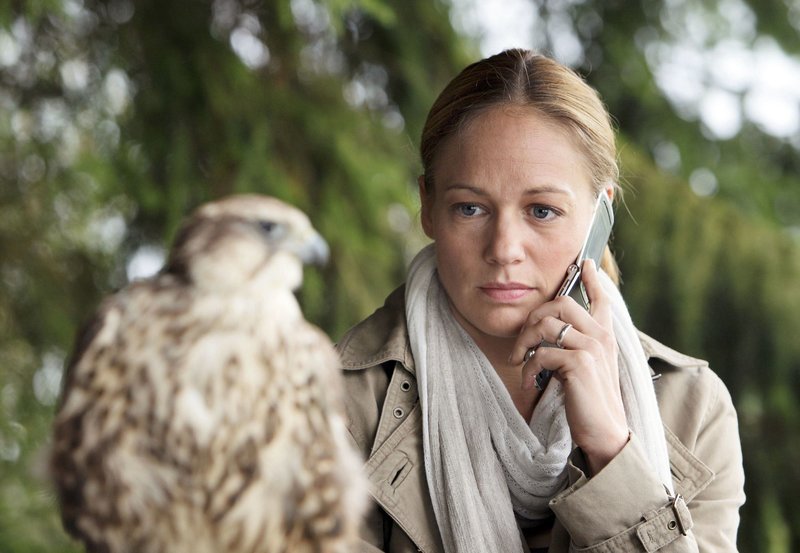 Merrit (Sonsee Neu) muss erst einmal wieder zu sich selbst finden. – Bild: ARD Degeto/​ARD Degeto/​Guido Engels