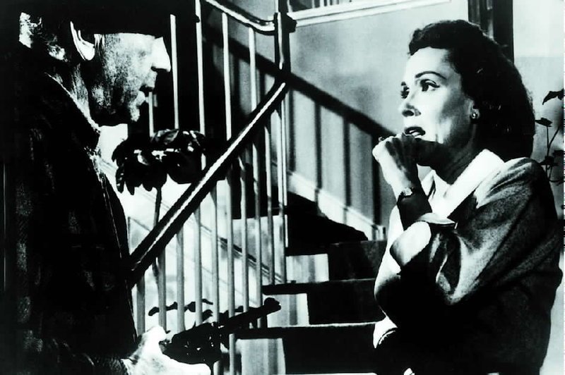 Der Gangster Griffin (Humphrey Bogart) dringt mit Waffengewalt in eine Vorortsvilla ein und bedroht Mrs. Hilliard (Martha Scott). Griffin und zwei andere Banditen verbergen sich vor der Polizei, bis von einer Komplizin Geld für die weitere Flucht eingetroffen ist. – Bild: Tele 5