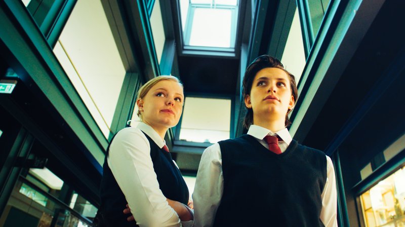 Having failed to get into the police, Maggie takes up training as a security guard, but her passivity constantly lands her in risky situations. Enter Tiger, an assertive young woman who gets what she wants and takes Maggie under her wing... – Bild: rbb/FOGMA/Timon Schäppi Having failed to get into the police, Maggie takes up training as a security guard, but her passivity constantly lands her in risky situations. Enter Tiger, an assertive young woman who gets what she wants and takes Maggie under her wing... – Bild: rbb/FOGMA/Timon Schäppi