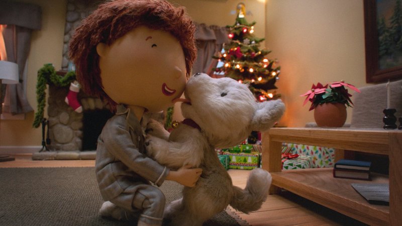 Andrews größter Weihnachtswunsch geht in Erfüllung: Endlich kann er Jingle in seine Arme schließen. – Bild: KiKA/​2011 Hallmark Licensing, Inc.
