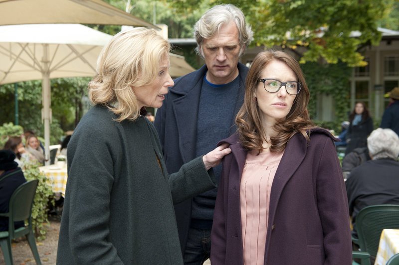 Christiane (Maren Kroymann, l.), empört über den Altersunterschied, fragt Iris (Lavinia Wilson, r.) über Christoph (Walter Sittler, M.) aus und übergeht ihn dabei. – Bild: ZDF und BRITTA KREHL