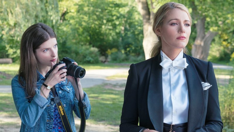 Stephanie (Anna Kendrick, l.) und ihre Freundin Emily (Blake Lively, r.). – Bild: Die Verwendung ist nur bei reda / Studiocanal / © 2018 Lions Gate Entertainment Inc. All rights reserved. Stephanie (Anna Kendrick, l.) und ihre Freundin Emily (Blake Lively, r.). – Bild: Die Verwendung ist nur bei reda / Studiocanal / © 2018 Lions Gate Entertainment Inc. All rights reserved.