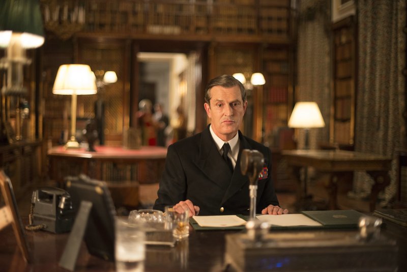 Der König, George VI. (Rupert Everett), spricht über Radio in der Nacht des Waffenstillstands in Europa zu seinem Volk. – Bild: ZDF und Nick Wall. Der König, George VI. (Rupert Everett), spricht über Radio in der Nacht des Waffenstillstands in Europa zu seinem Volk. – Bild: ZDF und Nick Wall.