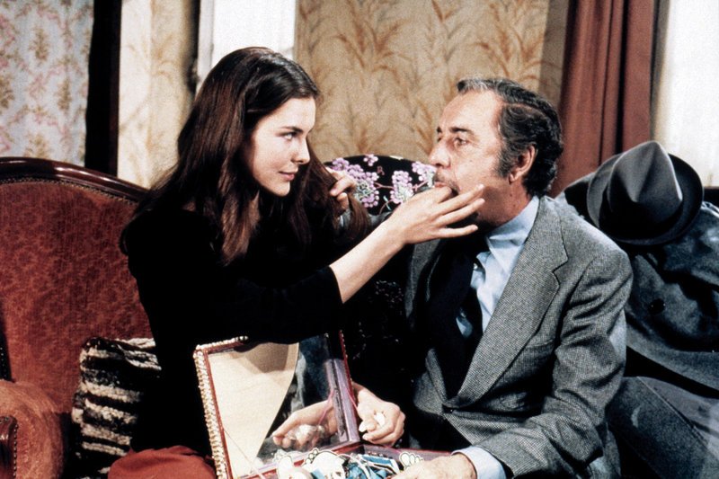 Conchita (Carole Bouquet) versorgt den reichen Witwer Mathieu (Fernando Rey) mit Bonbons ? was ist hier das ?obskure Objekt der Begierde??? – Bild: ZDF 