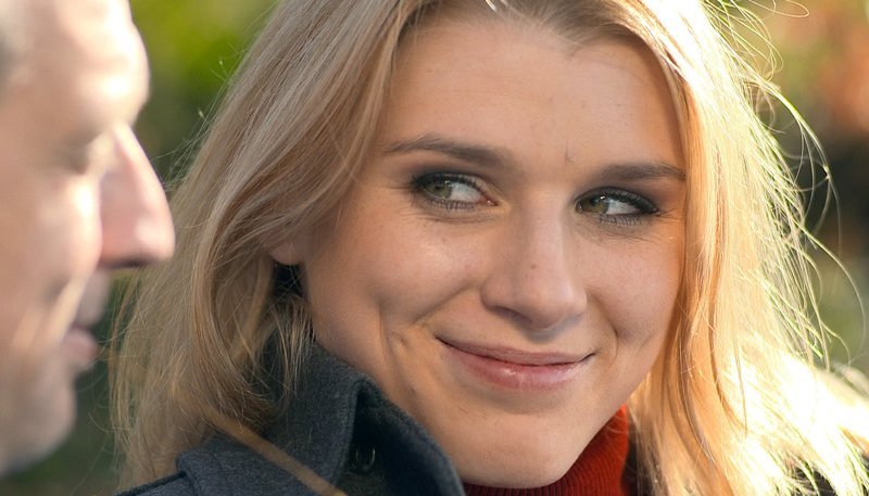 Jung, blond, schön – Männerträume in der Midlife-Crises, hier in einer Spiel-Szene Schauspielerin Stefanie Funk und Schauspieler Max Ruhbaum. – Bild: BR/​SWR