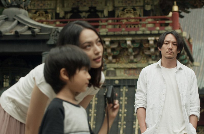 Der Auftragskiller Long (Chen Chang, re.) erlebt mit seinem kleinen Freund Jun (Runyin Bai, li.) und dessen drogensüchtiger Mutter Lily (Yiti Yao, 2.v.l.) ein paar unbeschwerte Momente. – Bild: ZDF /​ © Leslie Kee/​Rapid Eye Movies