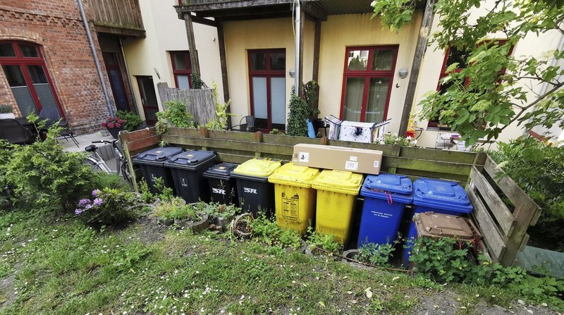 Im Innenhof von Kesslers in Rostock blickt man als erstes auf Mülltonnen – das soll sich ändern. – Bild: BR/​NDR/​nonfictionplanet/​Till Lehmann
