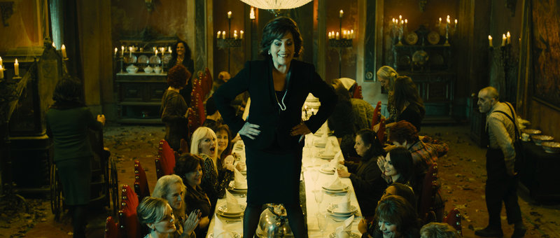 Unter der Anführung der Oberhexe Graciana (Carmen Maura) planen die Frauen die grausame Ermordung der Gefangenen. – Bild: ARTE France / © 2013 Enrique Cerezo PC, La Ferme! Unter der Anführung der Oberhexe Graciana (Carmen Maura) planen die Frauen die grausame Ermordung der Gefangenen. – Bild: ARTE France / © 2013 Enrique Cerezo PC, La Ferme!