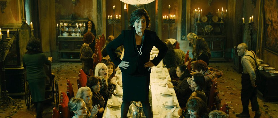 Unter der Anführung der Oberhexe Graciana (Carmen Maura) planen die Frauen die grausame Ermordung der Gefangenen. – Bild: ARTE France/© 2013 Enrique Cerezo PC, La Ferme!