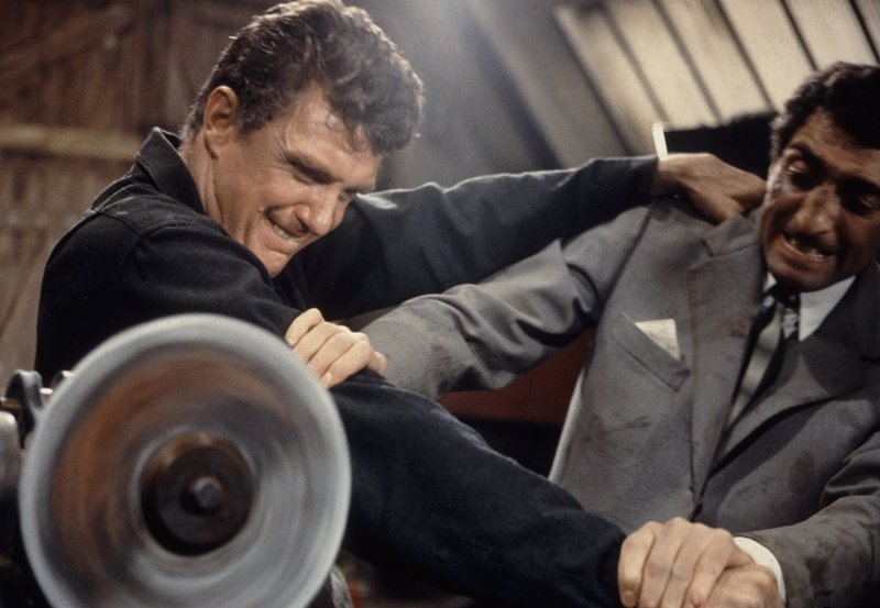 Jim (Robert Stack) im Zweikampf mit einem Killer (Carlo Nell), der ihn im Auftrag einer Gangsterbande beseitigen soll. – Bild: BR/ARD Degeto Jim (Robert Stack) im Zweikampf mit einem Killer (Carlo Nell), der ihn im Auftrag einer Gangsterbande beseitigen soll. – Bild: BR/ARD Degeto