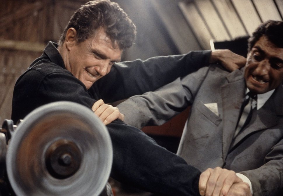 Jim (Robert Stack) im Zweikampf mit einem Killer (Carlo Nell), der ihn im Auftrag einer Gangsterbande beseitigen soll. – Bild: BR / ARD Degeto