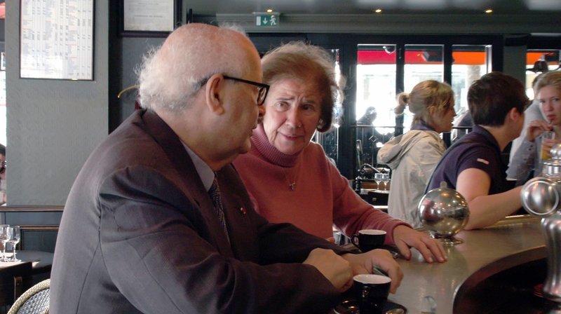 Beate und Serge Klarsfeld in ihrem Lieblingscaf – Bild: ZDF und SWR/tvschoenfilm. Beate und Serge Klarsfeld in ihrem Lieblingscaf – Bild: ZDF und SWR/tvschoenfilm.
