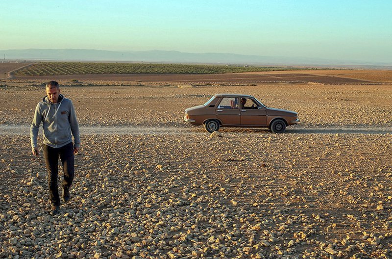 In einem alten Renault 12 durchquert Mohamed El Kathib Frankreich und Spanien, um in Marokko sein Erbe anzutreten. Das Roadmovie erzählt die bewegende Geschichte eines Mannes auf der Suche nach seinen Wurzeln und nach sich selbst. – Bild: Mohamed El Khatib /​ © Mohamed El Khatib