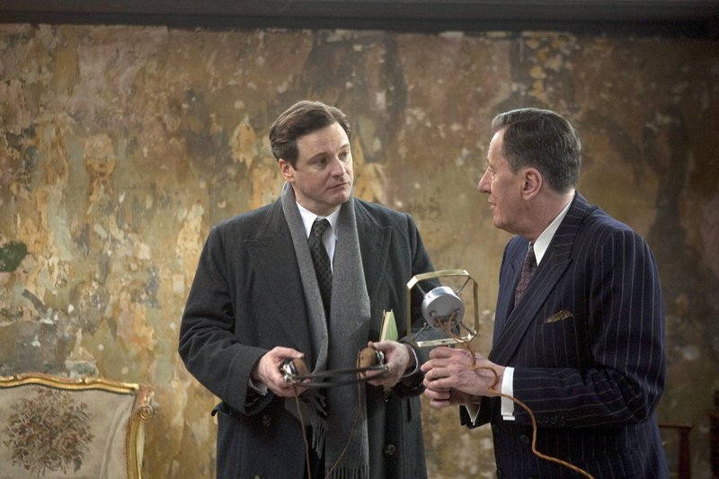 Der unkonventionelle Sprachtherapeut Lionel (Geoffrey Rush, re.) will Albert (Colin Firth) dabei helfen, seine quälende Sprechstörung zu überwinden. – Bild: ARD Degeto/Weinstein Company Der unkonventionelle Sprachtherapeut Lionel (Geoffrey Rush, re.) will Albert (Colin Firth) dabei helfen, seine quälende Sprechstörung zu überwinden. – Bild: ARD Degeto/Weinstein Company