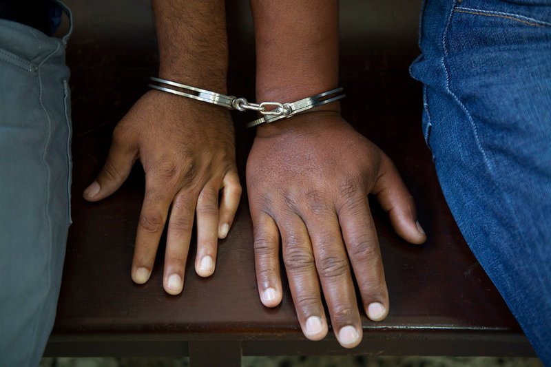 Gefesselte Sklaven vor dem Transport in Santo Domingo – Bild: ZDF und International Justice Mission