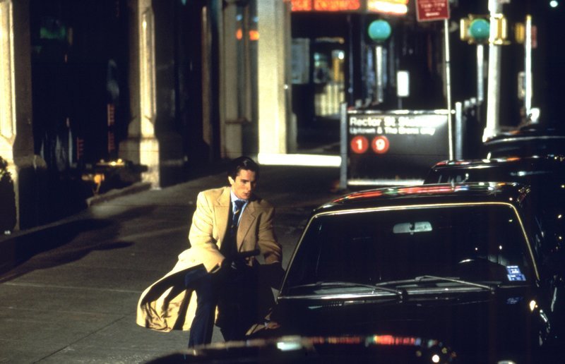 Es wird knapp: Wird Patrick Bateman (Christian Bale) der Polizei, die ihm auf der Spur ist, entkommen können? – Bild: 2000 Lionsgate Entertainment Inc. All rights Reserved Lizenzbild frei